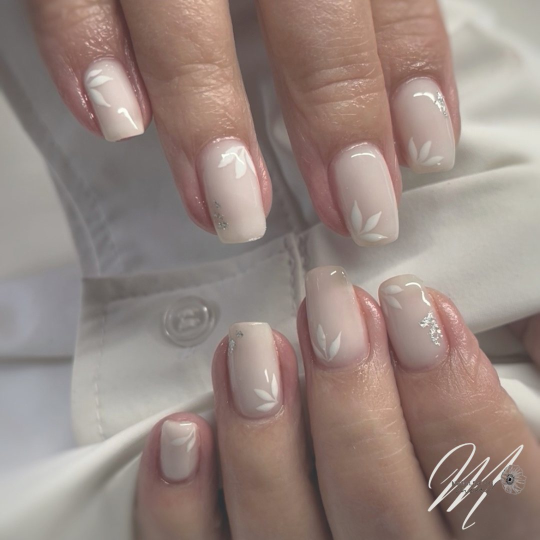 Nude nagels met witte blaadjes als nail art