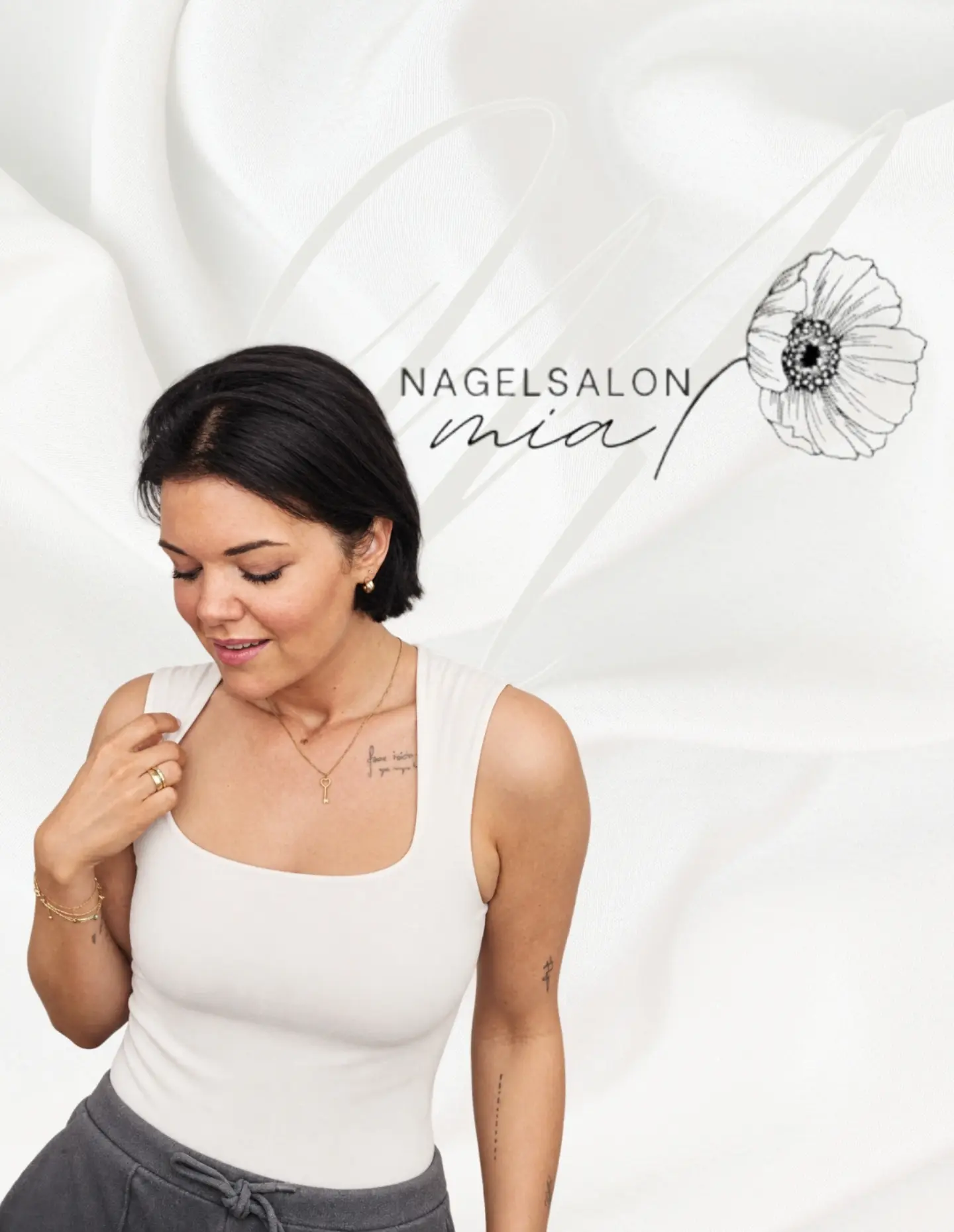 Femke van Nagelsalon Mia op wit satijn, met het logo van de salon